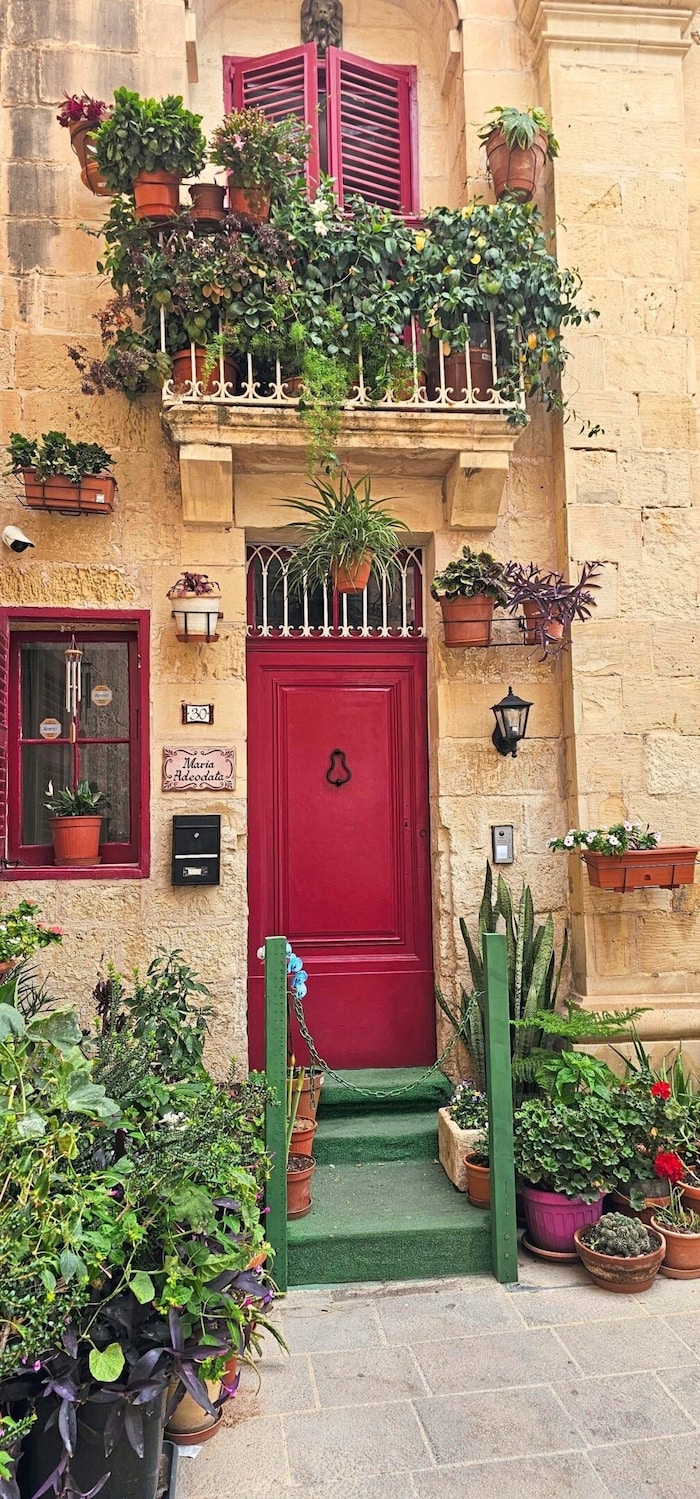 Nur einer von vielen schönen Hauseingängen in Mdina: ruhig, grün und typisch für die Stadt.