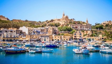 Von Malta nach Gozo: Schon die Ankunft im Hafen fühlt sich wie ein Tempowechsel an.