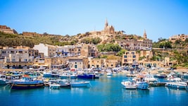 Von Malta nach Gozo: Schon die Ankunft im Hafen fühlt sich wie ein Tempowechsel an.