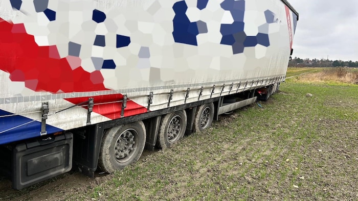 Auf dem Feldweg sank der Sattelschlepper ein.