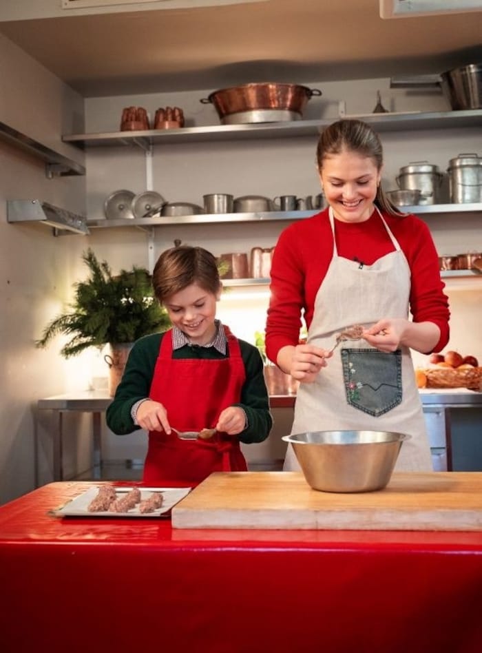 Oscar und Estelle bei der Herstellung von klassichen schwedischen Fleischbällchen.