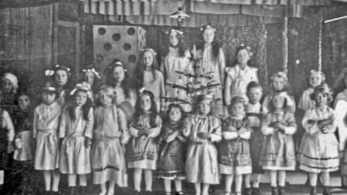 Beim Krippenspiel im Jahr 1935 in Wenns im Tiroler Pitztal durften sich die Zuschauer über viele ...