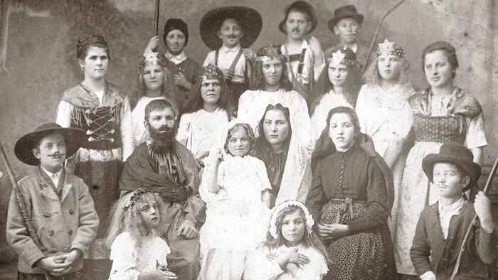 Mit Hirtenspiel und Weihnachtsliedern verkürzte man im Salzburger Lungau um 1920 die Wartezeit ...