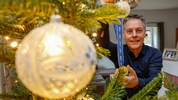 Stadler mit der WM-Medaille unterm Christbaum.