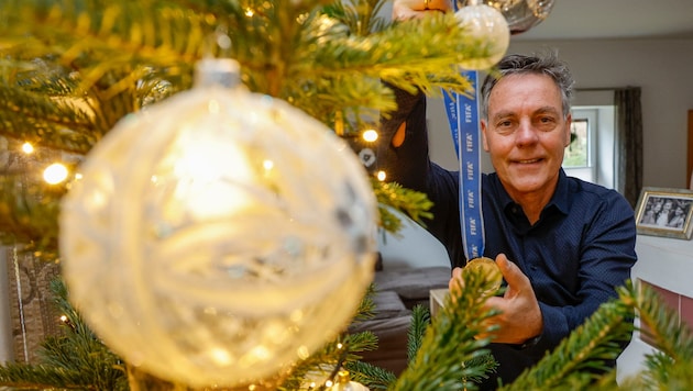 Stadler mit der WM-Medaille unterm Christbaum.