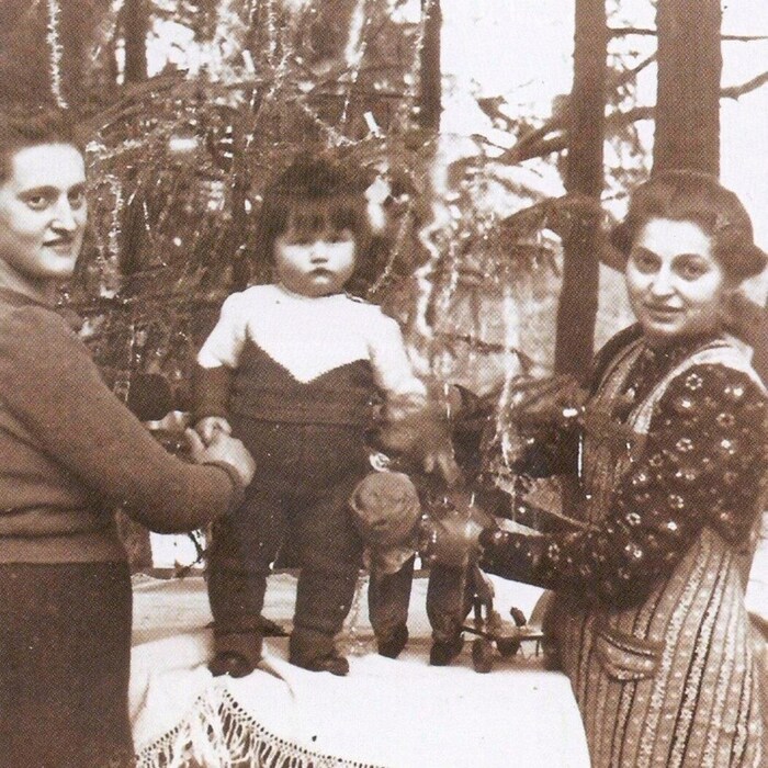 „Am Vorabend des 24. Dezember ging es ins Bett. Das Schlüsselloch wurde verhängt, damit wir das ...