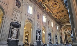 Erzbasilika San Giovanni in Laterano: Zwischen den Fenstern, ober den riesigen Aposteln, ...