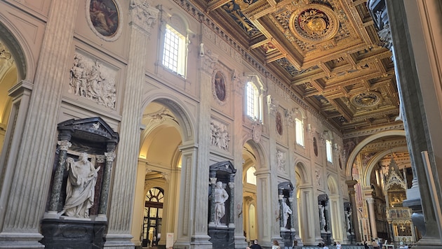 Erzbasilika San Giovanni in Laterano: Zwischen den Fenstern, ober den riesigen Aposteln, ...