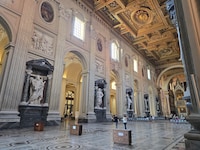 Erzbasilika San Giovanni in Laterano: Zwischen den Fenstern, ober den riesigen Aposteln, ...