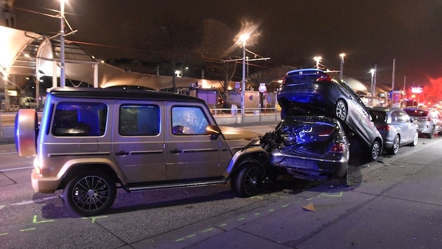 Der Lenker krachte in mehrere ordnungsgemäß abgestellt Fahrzeuge.