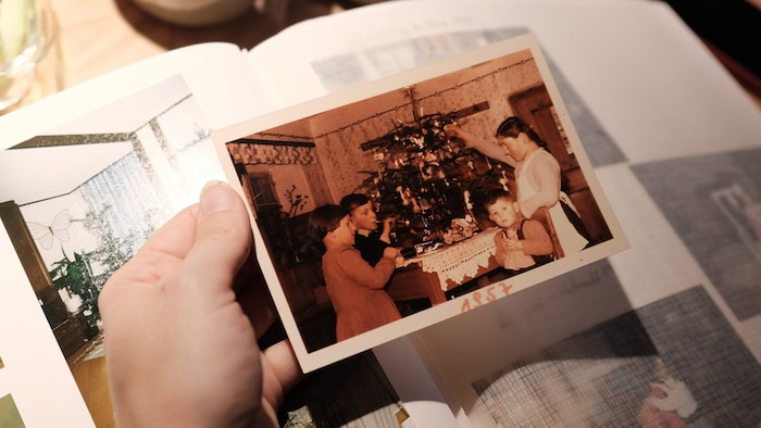 Beim Blättern durch alte Fotoalben kommen Erinnerungen auf: Hier ein Bild von Franz‘ Familie ...