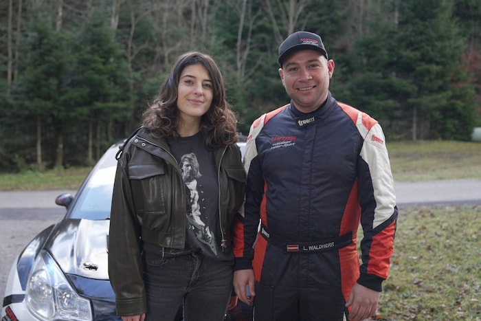 Reporterin Aurora Bajgora (li) und Rallye-Fahrer Luca Waldherr (re)