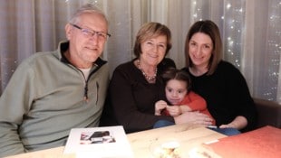 Über die Feiertage wohnen alle unter einem Dach: Renate und Franz mit ihrer Tochter Carina und ...