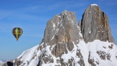 Ein Ballon neben der markanten 2458 Meter hohen Bischofsmütze (Sbg.).  