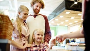 Rund jedes zehnte Geschenk wird nach Weihnachten umgetauscht.