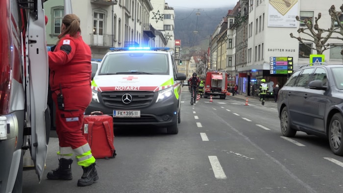Eine Person wurde verletzt, die Rettungskräfte kümmerten sich um die Versorgung.