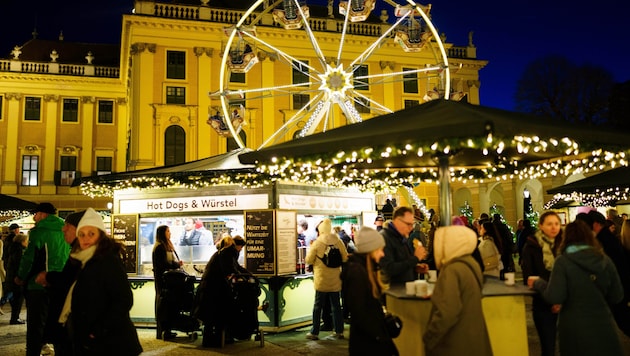 Am Weihnachtsmarkt vor dem Schloss Schönbrunn können Punsch und Köstlichkeiten noch bis 6. ...