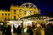 Am Weihnachtsmarkt vor dem Schloss Schönbrunn können Punsch und Köstlichkeiten noch bis 6. ...