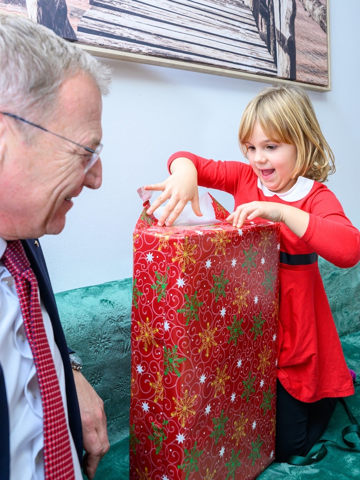 Das rote Packerl ist für Emma bestimmt.