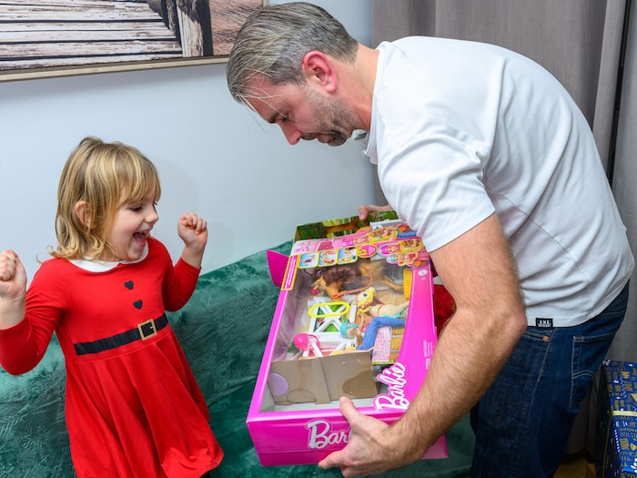 Die Kleine jubelt über das Geschenk.