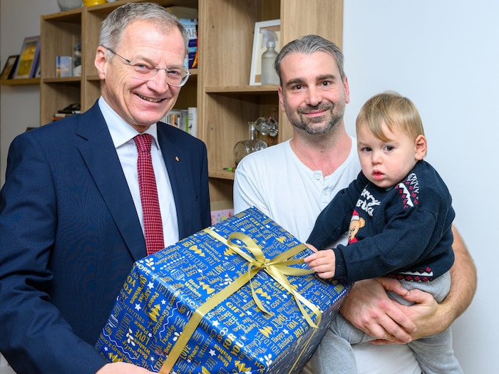Der Landeshauptmann mit dem blauen Packerl, das für den beeinträchtigten Ben (3) bestimmt ist.