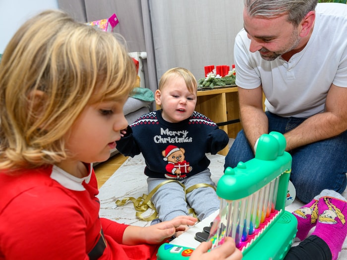 Ben (M.) ist über das bunte Keyboard mit den vielen Knöpfen, die Musik erklingen lassen, ...