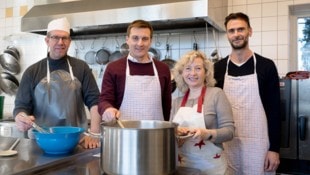 Albert Kolm (links) und Christoph Endres (rechts) von der Emmausgemeinschaft mit Sven  Hergovich ...