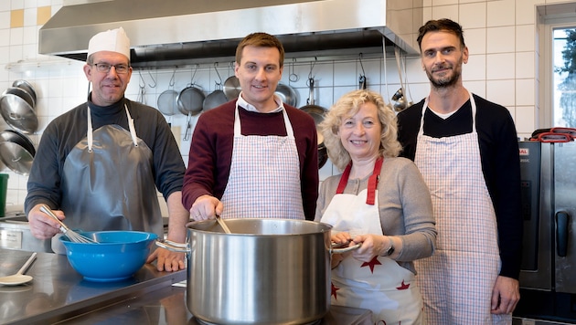 Albert Kolm (links) und Christoph Endres (rechts) von der Emmausgemeinschaft mit Sven Hergovich ...