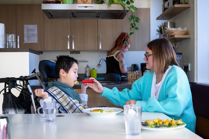 Essenszeit in St. Anton: Helena ist auch am Heiligen Abend für Kinder da, die es im Leben nicht ...
