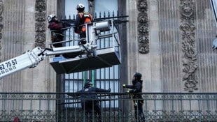 Arbeiter beim Anbringen eines Fensters nach dem Diebstahl im Kunstmuseum Louvre in Paris ...