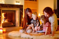 So gemütlich Kerzen und Kamin auch sind, sie können mitunter die Luft in Zimmern verschlechtern.