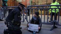 Mit ihrem Plakat habe Greta Thunberg eine als Terrorgruppe eingestufte Organisation unterstützt.