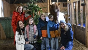 Weihnachtsbesuch von Johanna Mikl-Leitner und Maggie Entenfellner („Krone“).