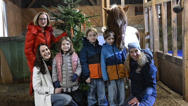 Weihnachtsbesuch von Johanna Mikl-Leitner und Maggie Entenfellner („Krone“).