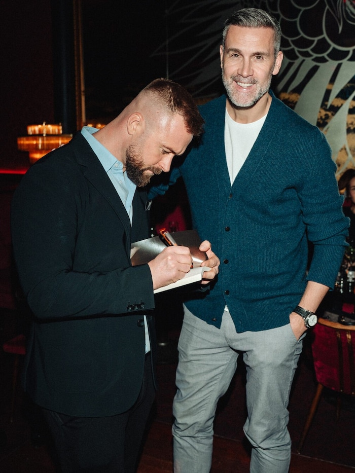 Sandro J. Stadelmann signiert für den ehemaligen Fußballprofi Stefan Maierhofer ein Exemplar ...