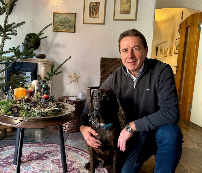 Bei Erwin Angerer zu Hause ist sogar Familienhund „Askan“ in Weihnachtsstimmung, siehe rechts.