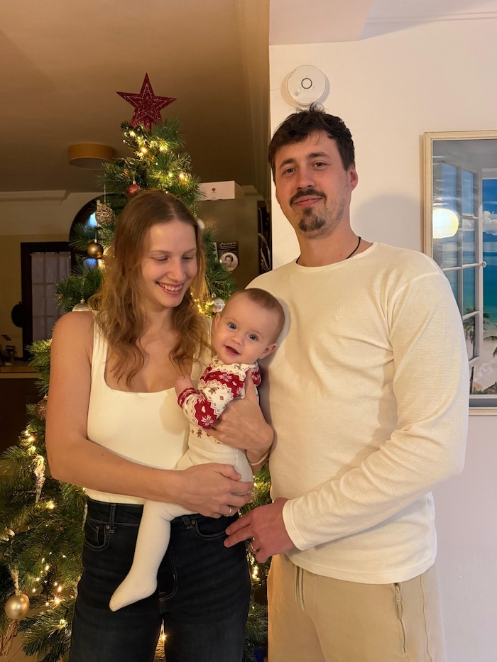 Sebastian mit Naomi und Phibie vor dem Weihnachtsbaum.