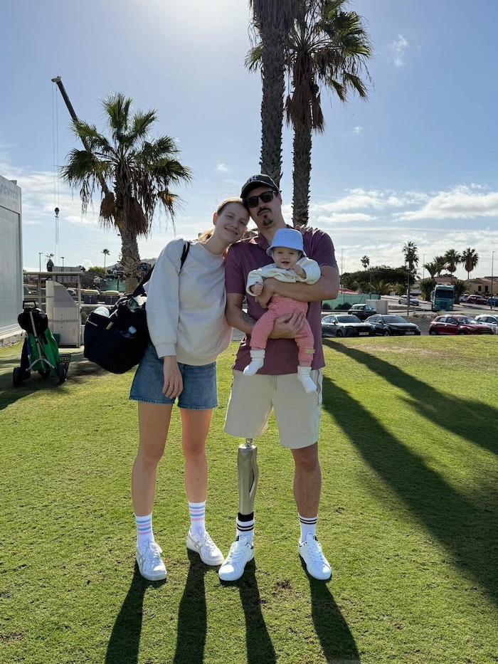 Die junge Familie unter der Sonne Teneriffas.