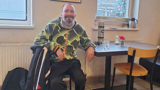 Im „Caritas Café“ bekommt Ulf nicht nur was Warmes zu trinken, es ist auch immer Zeit für einen ...