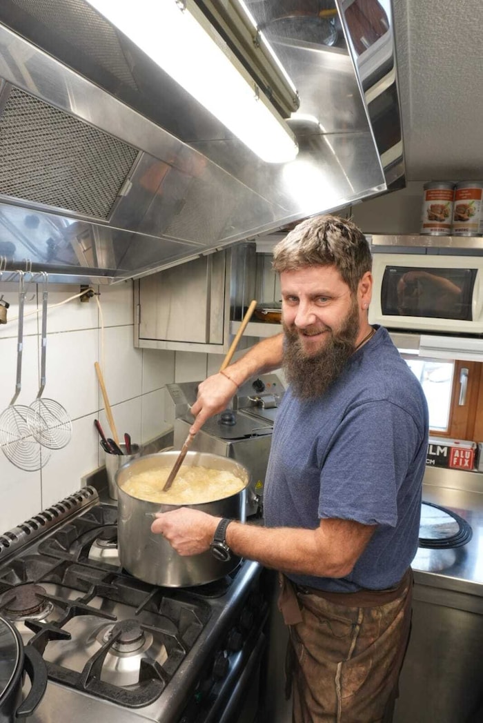 Hans Schütz rührt in der Küche schon kräftig um.