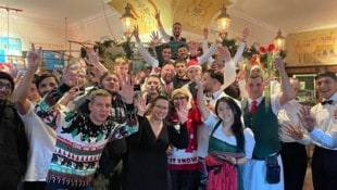 Im Restaurant Zum Leupold feiern Stammgäste und Mitarbeiter gemeinsam Weihnachten.