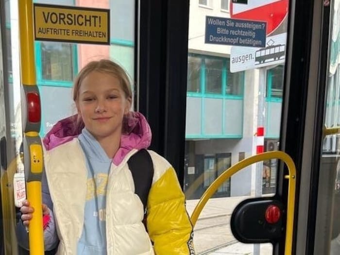 An dieser Stange hielt sich die Schülerin an. Dahinter das Schild: „Vorsicht! Auftritte ...