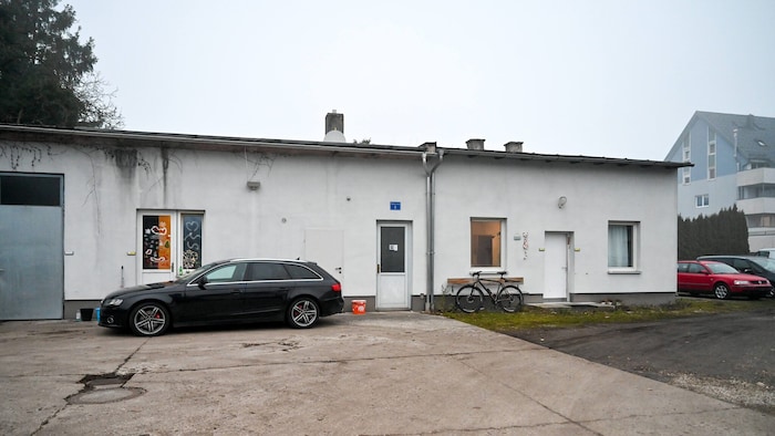 Die Mini-Wohnungen sind ebenerdig und grenzen an Garagen sowie einen Autoparkplatz an.