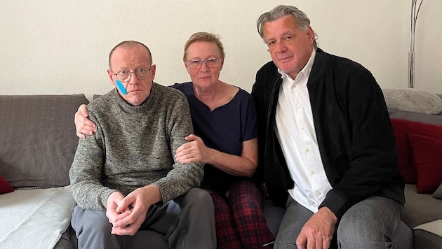 Staranwalt Dr. Boran mit jetzt auf Pflege angewiesenem Opfer und dessen Ehefrau