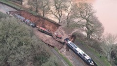 Zwei Schiffe liegen am Grund des eingestürzten Kanals.