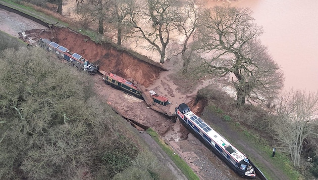 Zwei Schiffe liegen am Grund des eingestürzten Kanals.