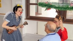 Hildegard (re.) und Jaqueline bereiteten mit ihren Besuchen Alt und Jung gleichermaßen Freude.