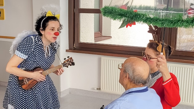 Hildegard (re.) und Jaqueline bereiteten mit ihren Besuchen Alt und Jung gleichermaßen Freude.