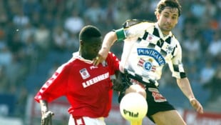 Mit Sturm (hier gegen Günther Neukirchner) lieferte sich Ben Akwuegbu elf heiße ...