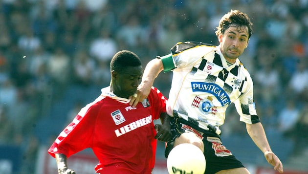 Mit Sturm (hier gegen Günther Neukirchner) lieferte sich Ben Akwuegbu elf heiße ...